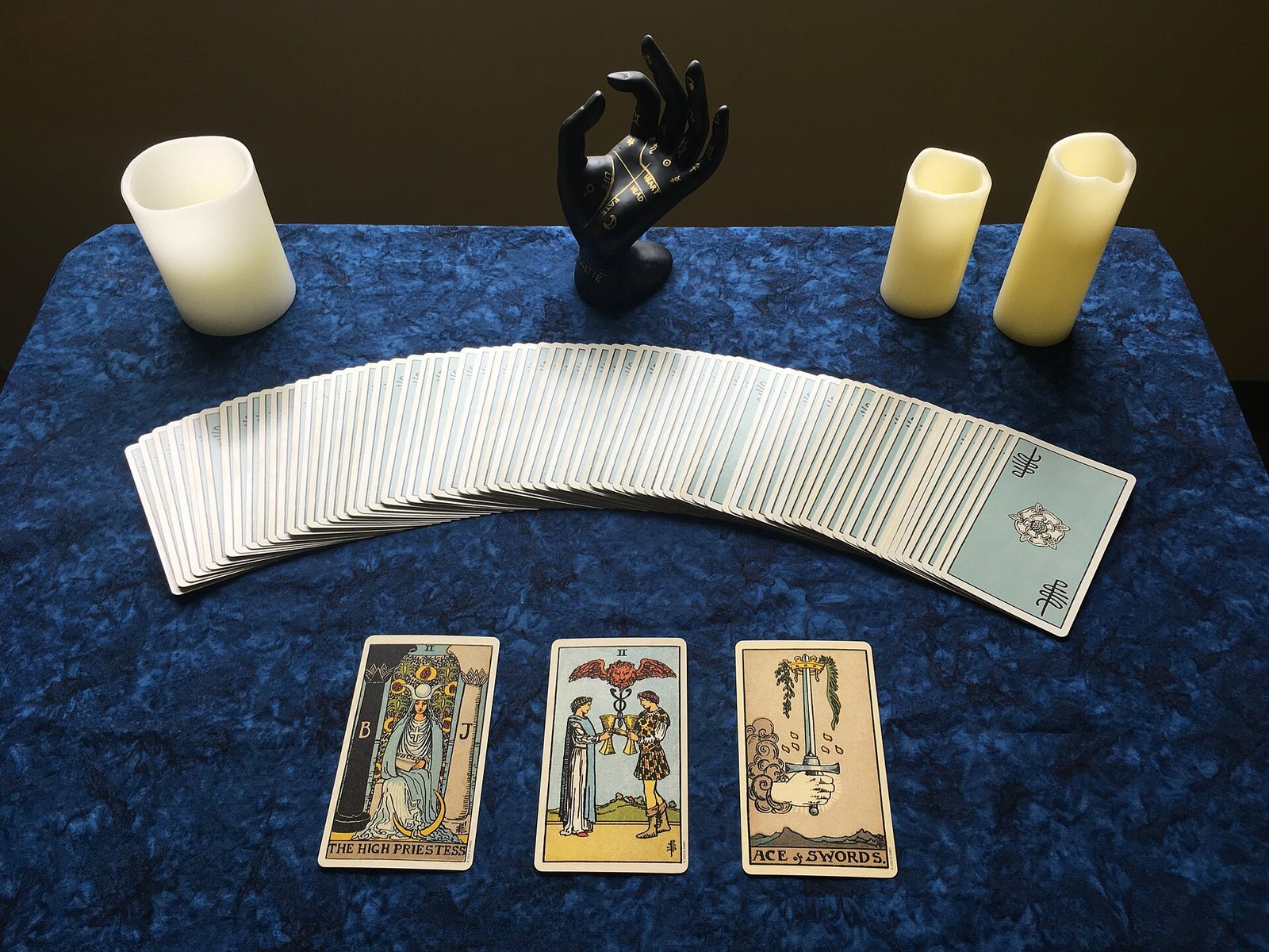 Cartes de tarot étalées sur une table à la lueur d'une bougie